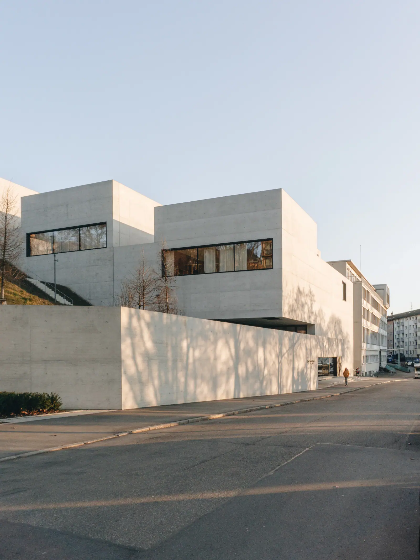 Minimal concrete architecture with sharp geometric volumes